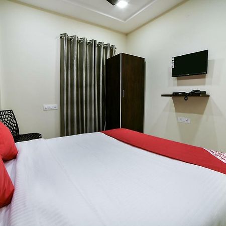 Oyo 16606 Iconic Living Hotel Хидерабад Екстериор снимка