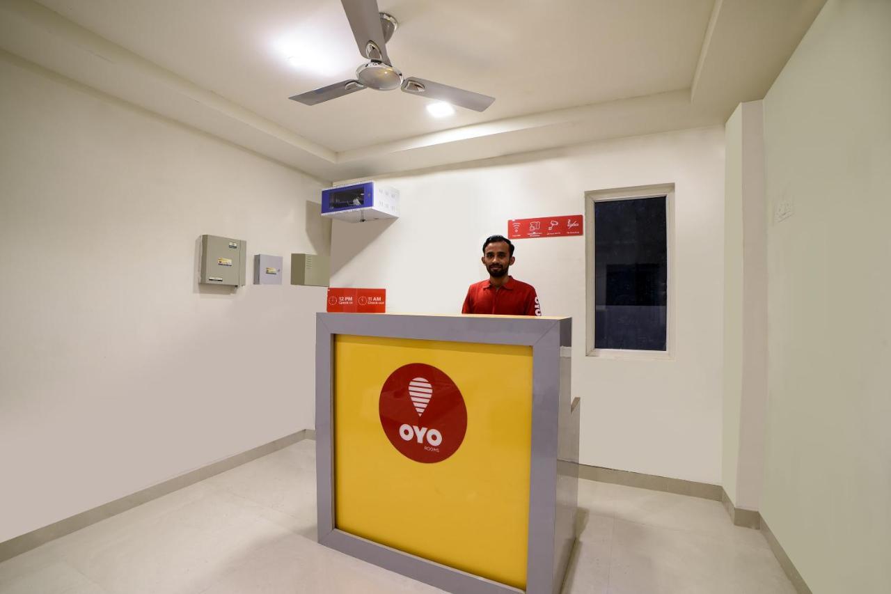 Oyo 16606 Iconic Living Hotel Хидерабад Екстериор снимка