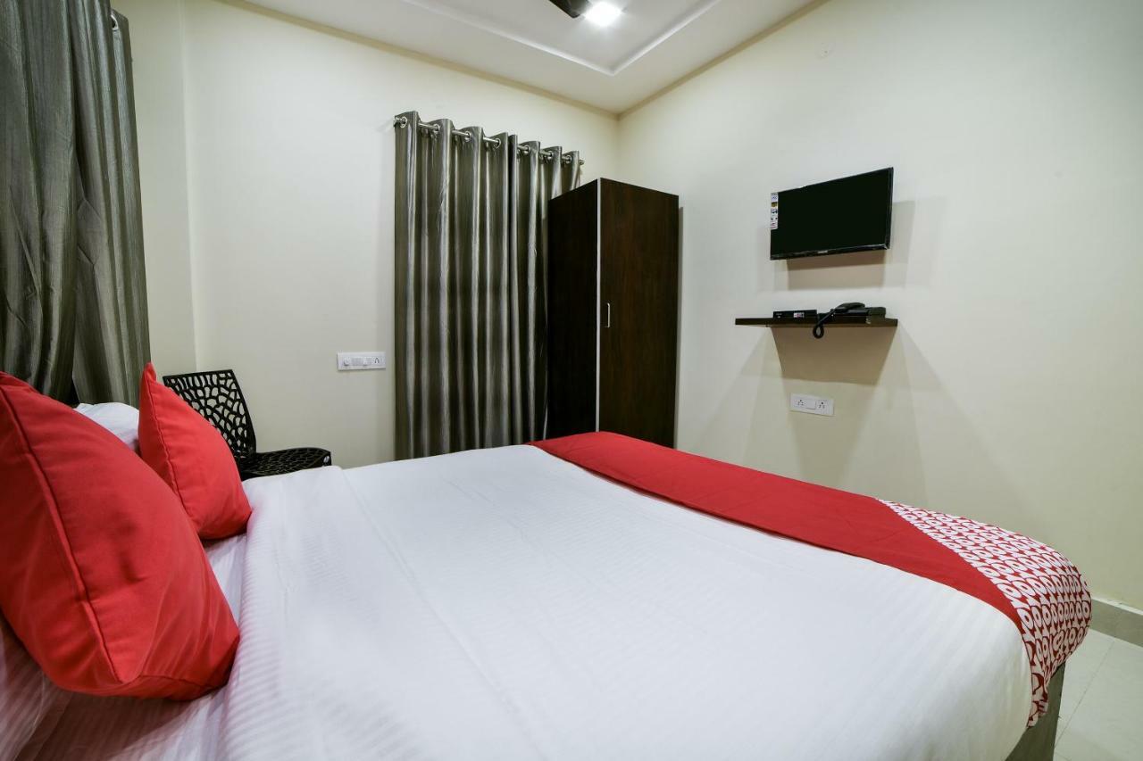 Oyo 16606 Iconic Living Hotel Хидерабад Екстериор снимка